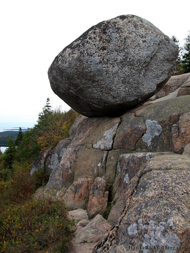 Rocher au sommet d’une falaise