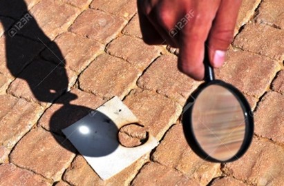 utilisation d’une loupe pour brûler du papier